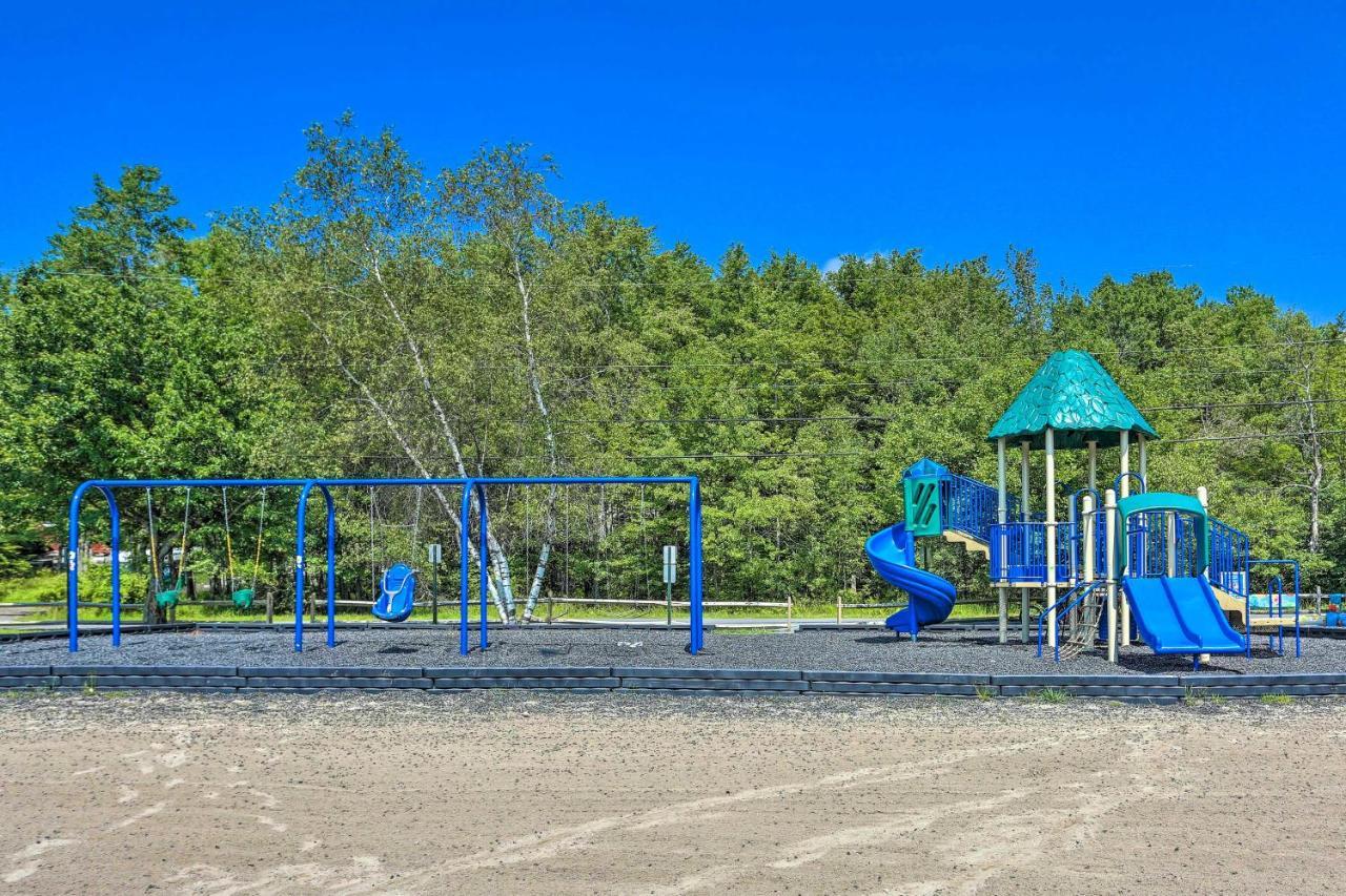 Pocono Retreat With Hot Tub And Amenities! Сasa de vacaciones