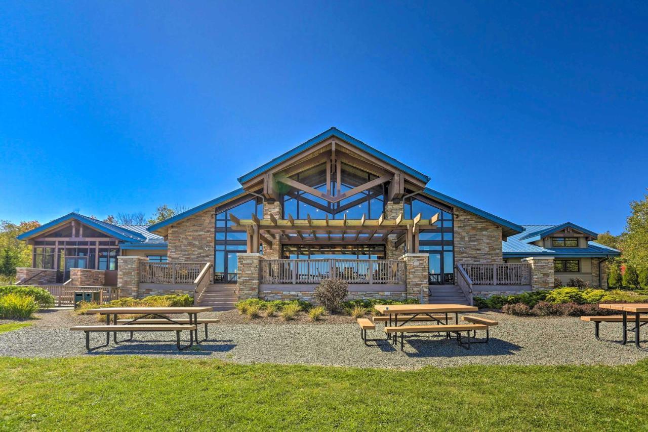Pocono Retreat With Hot Tub And Amenities! Pocono Lake