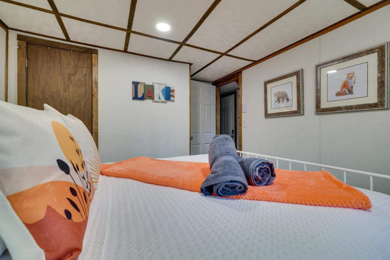 Сasa de vacaciones Pocono Retreat With Hot Tub And Amenities!