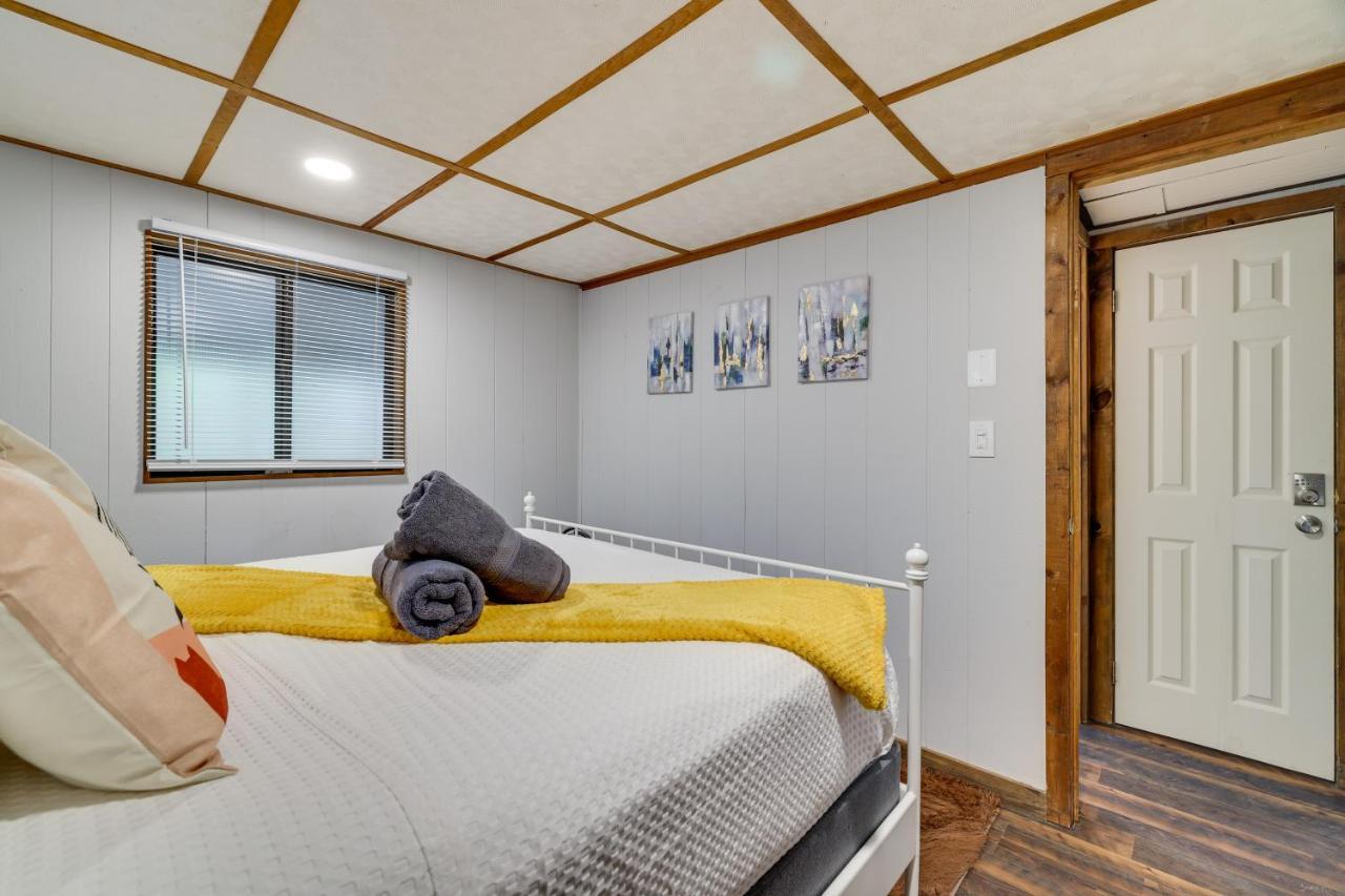 Pocono Retreat With Hot Tub And Amenities! Сasa de vacaciones