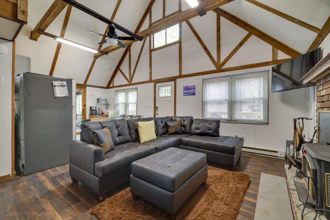 Pocono Retreat With Hot Tub And Amenities! Сasa de vacaciones
