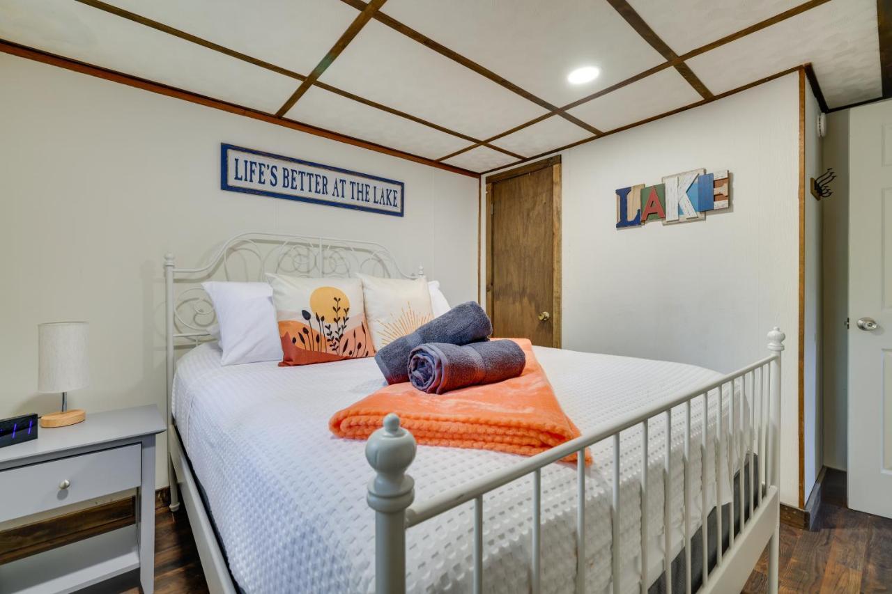 Pocono Retreat With Hot Tub And Amenities! Сasa de vacaciones