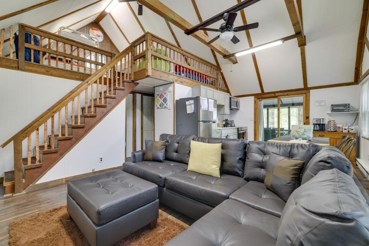 Сasa de vacaciones Pocono Retreat With Hot Tub And Amenities!