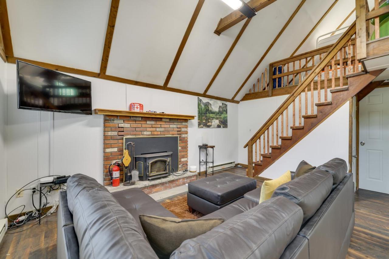 Сasa de vacaciones Pocono Retreat With Hot Tub And Amenities! *