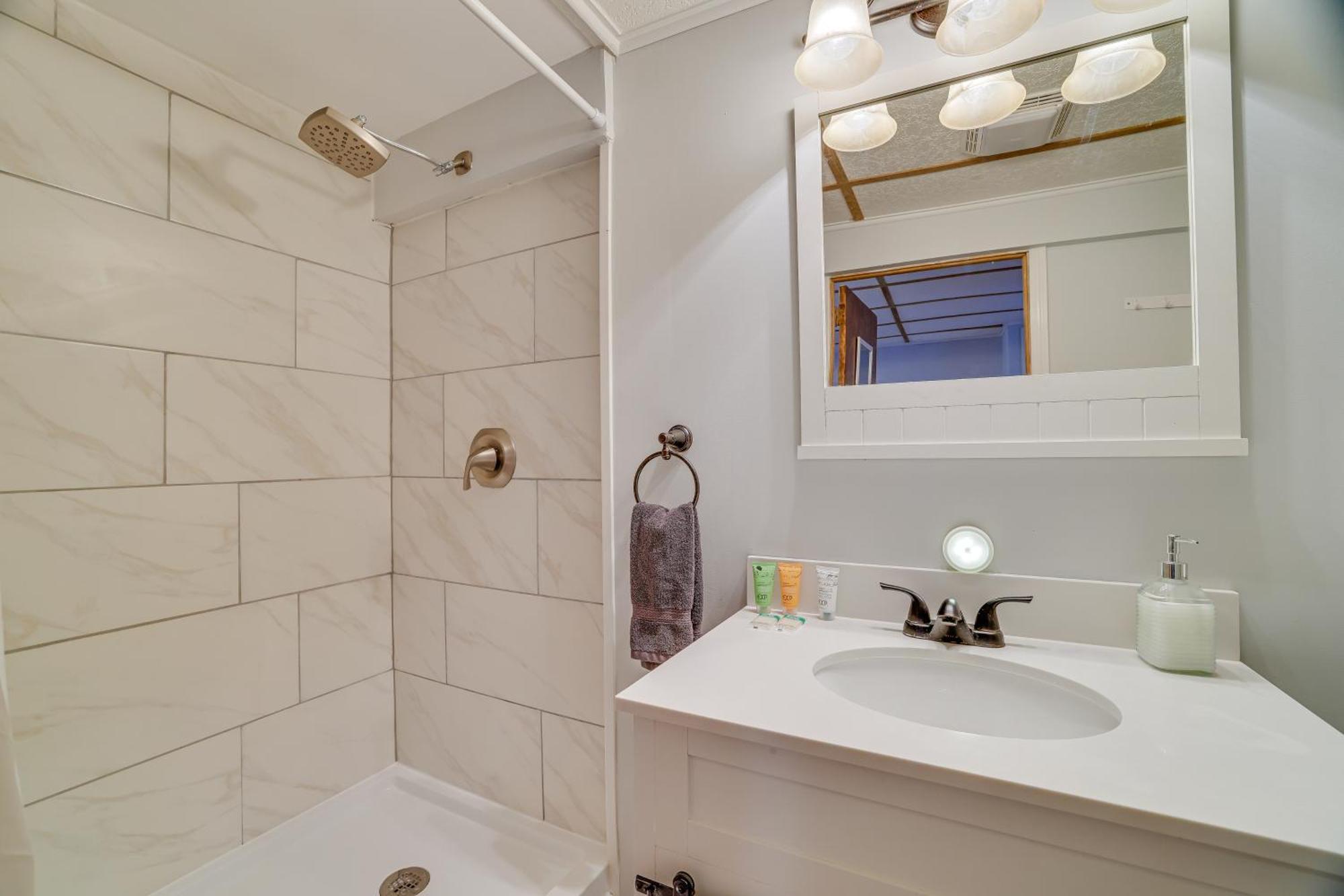 Pocono Retreat With Hot Tub And Amenities! Сasa de vacaciones Pocono Lake