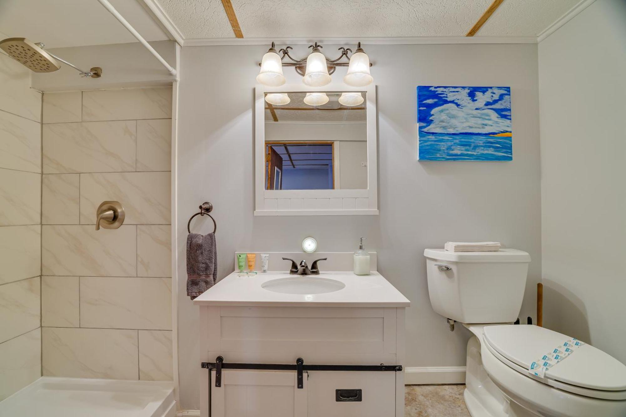 Pocono Retreat With Hot Tub And Amenities! Сasa de vacaciones