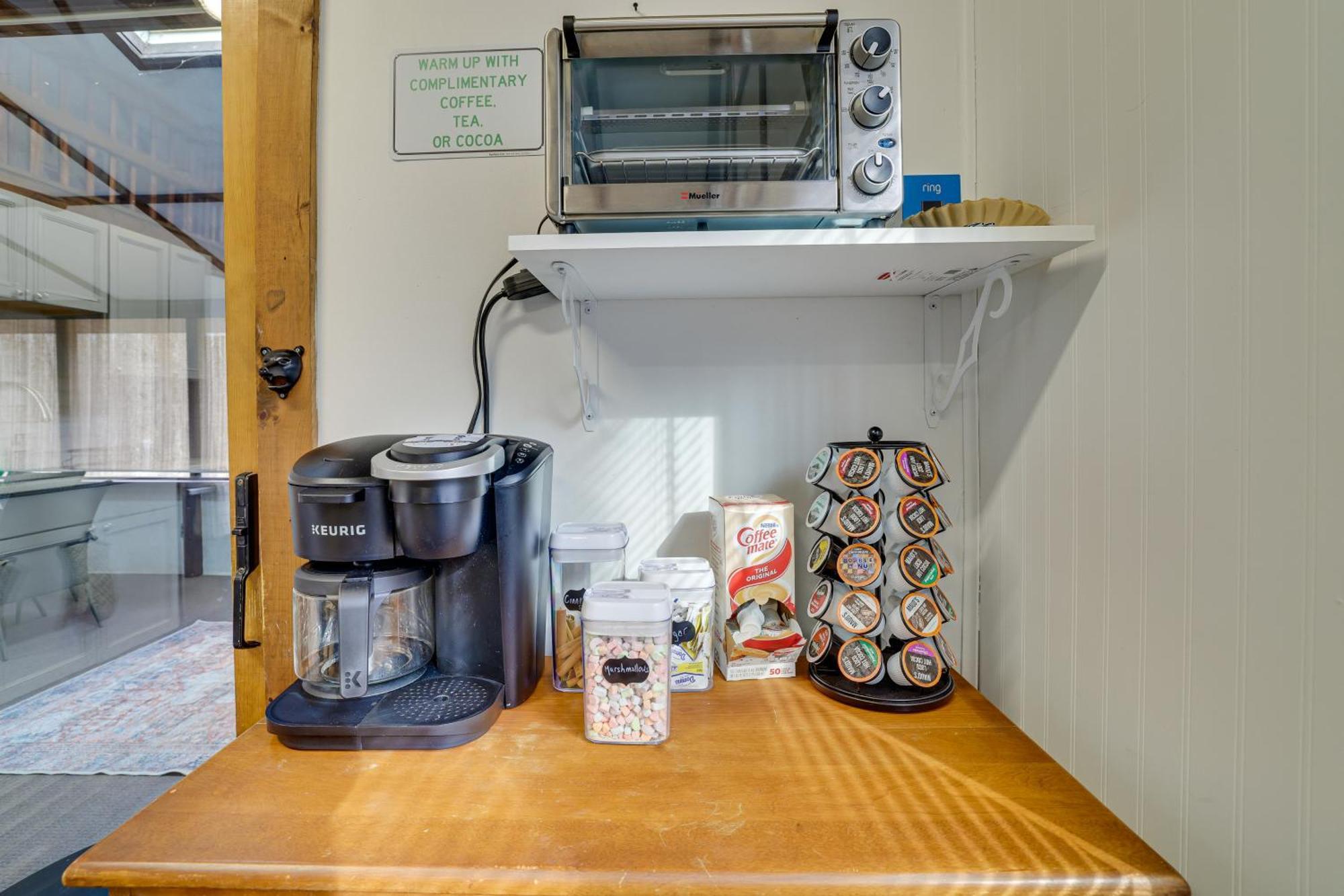 Сasa de vacaciones Pocono Retreat With Hot Tub And Amenities!
