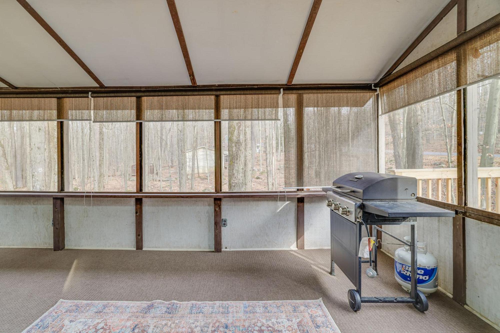 Сasa de vacaciones Pocono Retreat With Hot Tub And Amenities! *