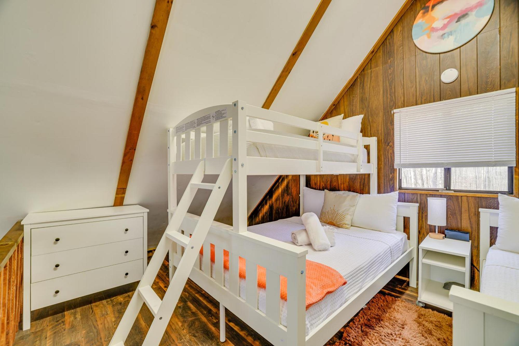 Pocono Retreat With Hot Tub And Amenities! Сasa de vacaciones *