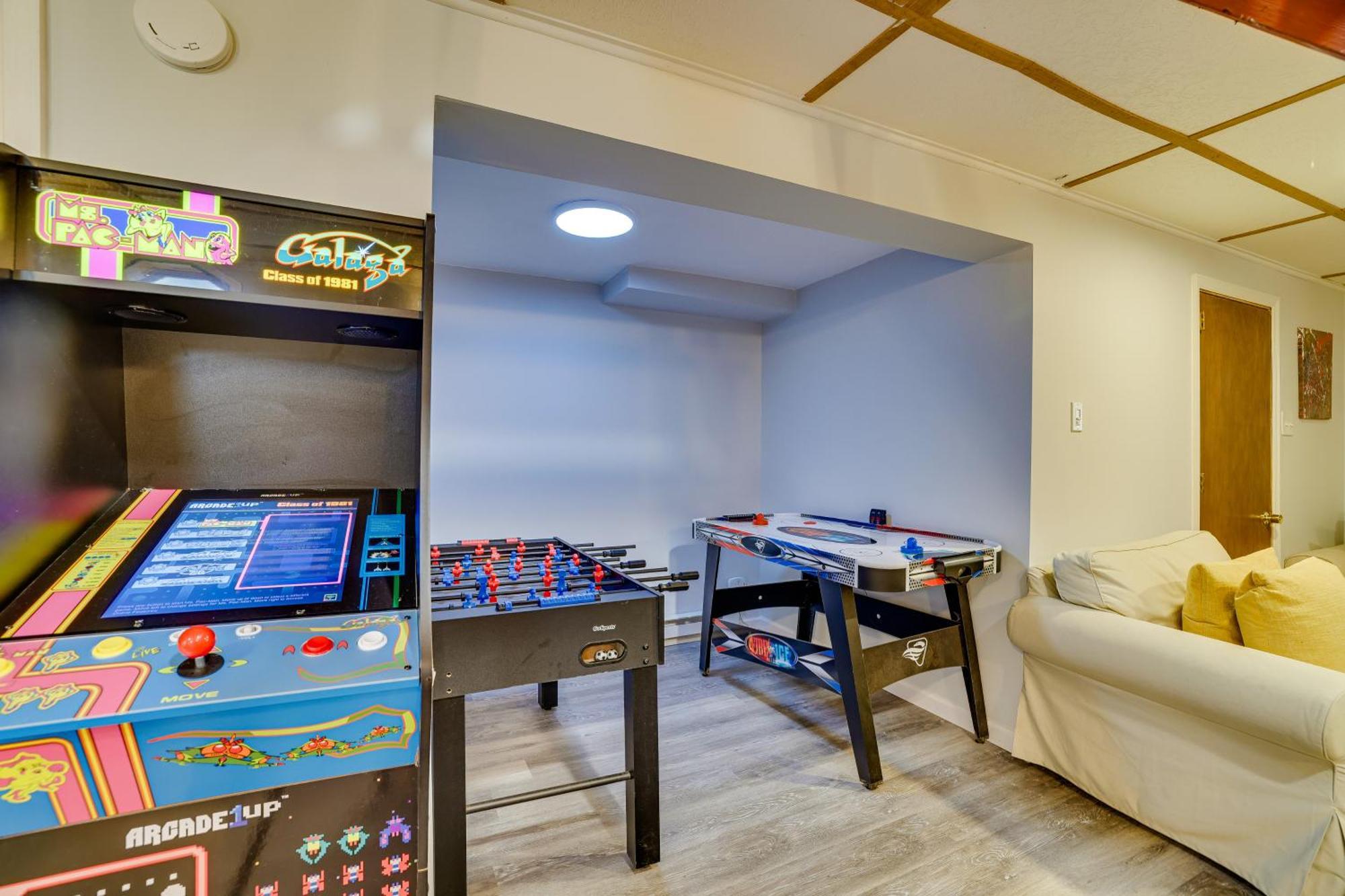 Сasa de vacaciones Pocono Retreat With Hot Tub And Amenities!