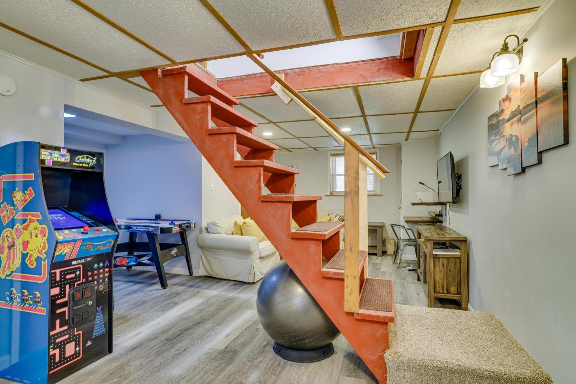 Pocono Retreat With Hot Tub And Amenities! Сasa de vacaciones