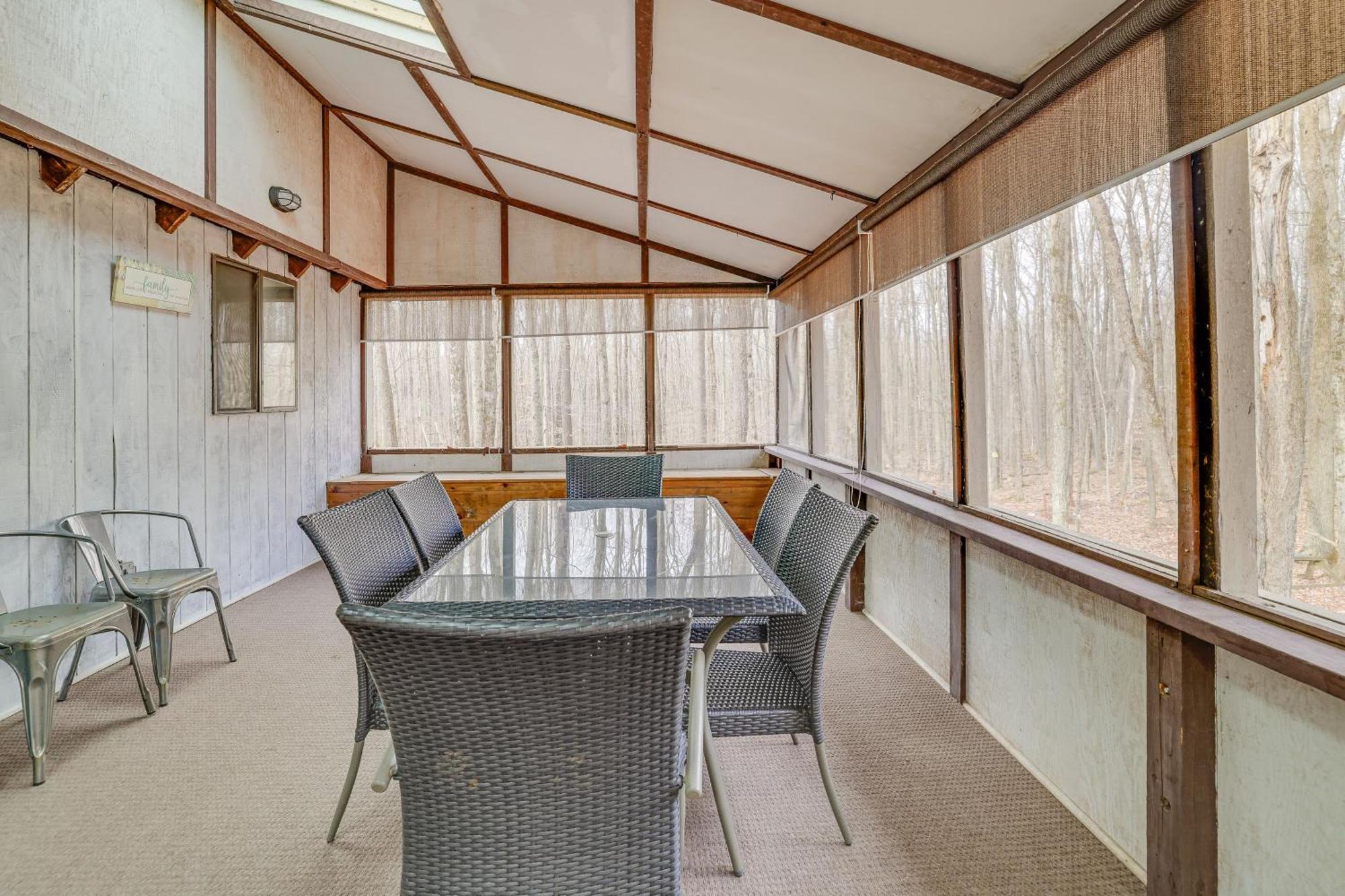 Pocono Retreat With Hot Tub And Amenities! Сasa de vacaciones